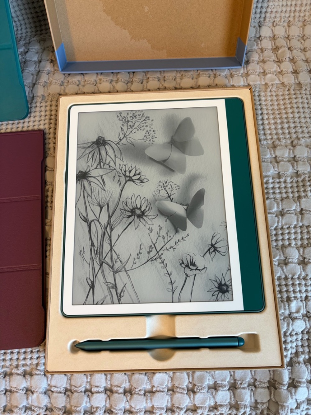 EUC 2024 Kindle Scribe (64 GB) in Jade w/ premium pen and 2 cases. - Picture 5 of 6